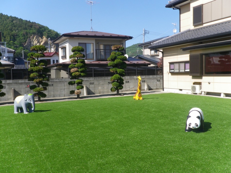 人工芝のお庭が動物園になりました