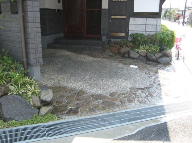 石畳と洗い出しがアクセントとなるアプローチ
