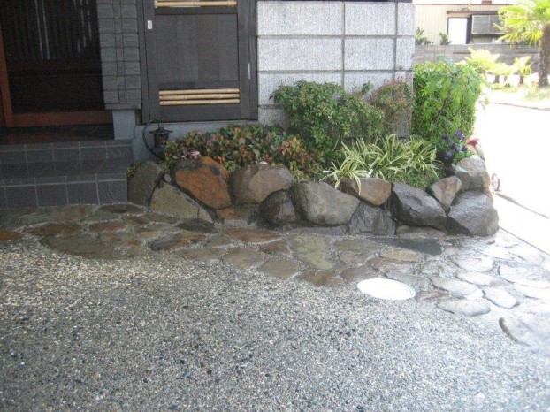 和風な石敷きがアクセントになっているアプローチ