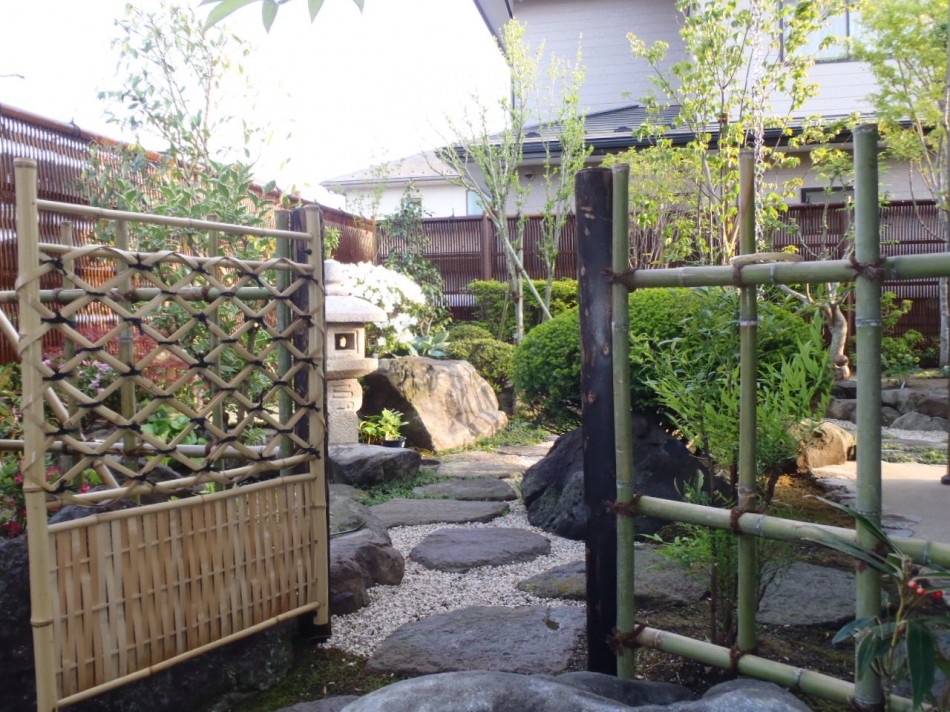 和庭の飛び石が茶室への園路となる庭
