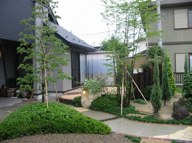 樹木のゲートを抜けると家族団欒が出来るテラス
