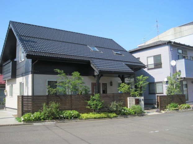 建物と板塀は調和している家