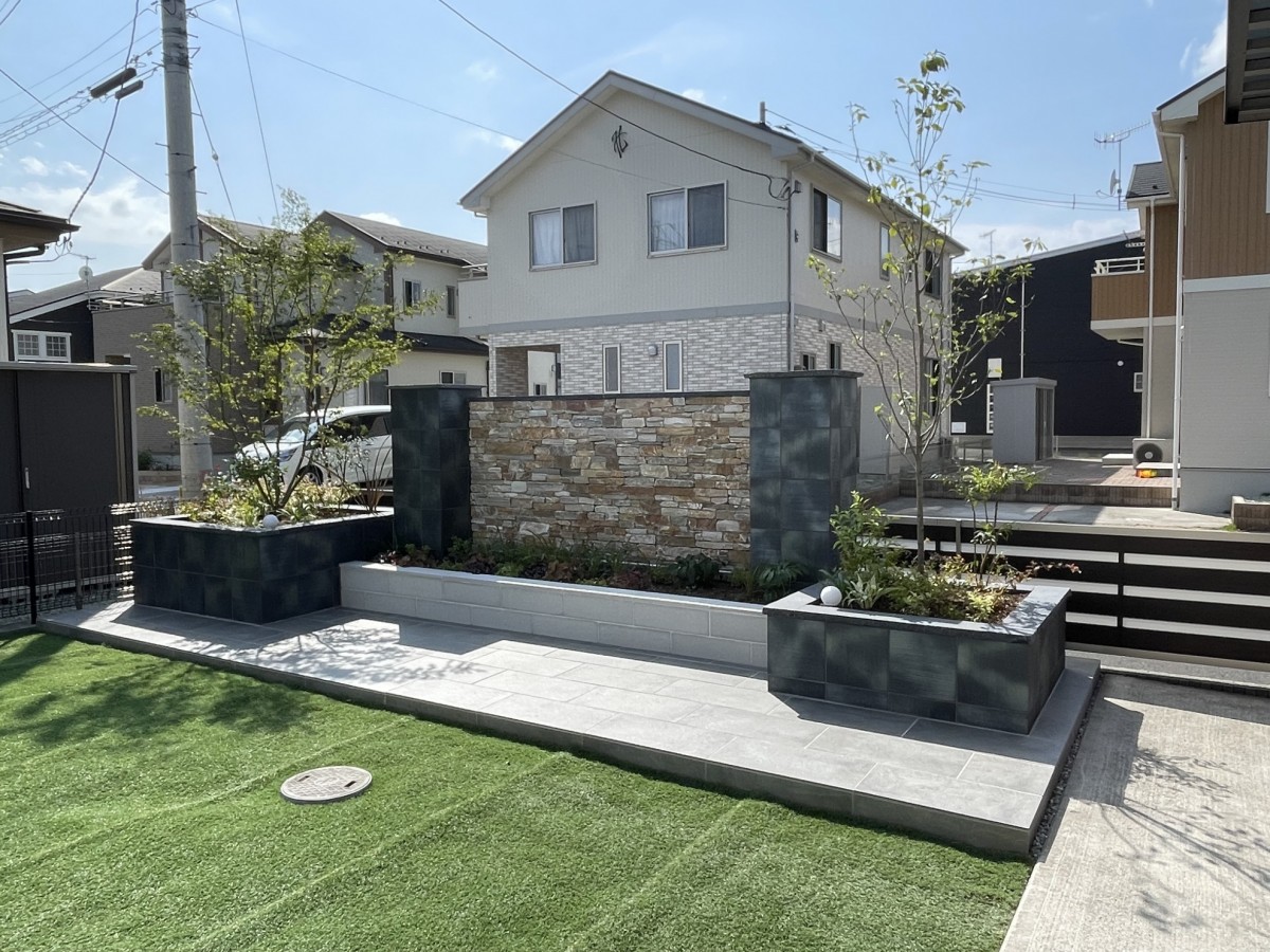 城壁のような質感を持つキャッスルサンドを使用したお庭のリフォーム