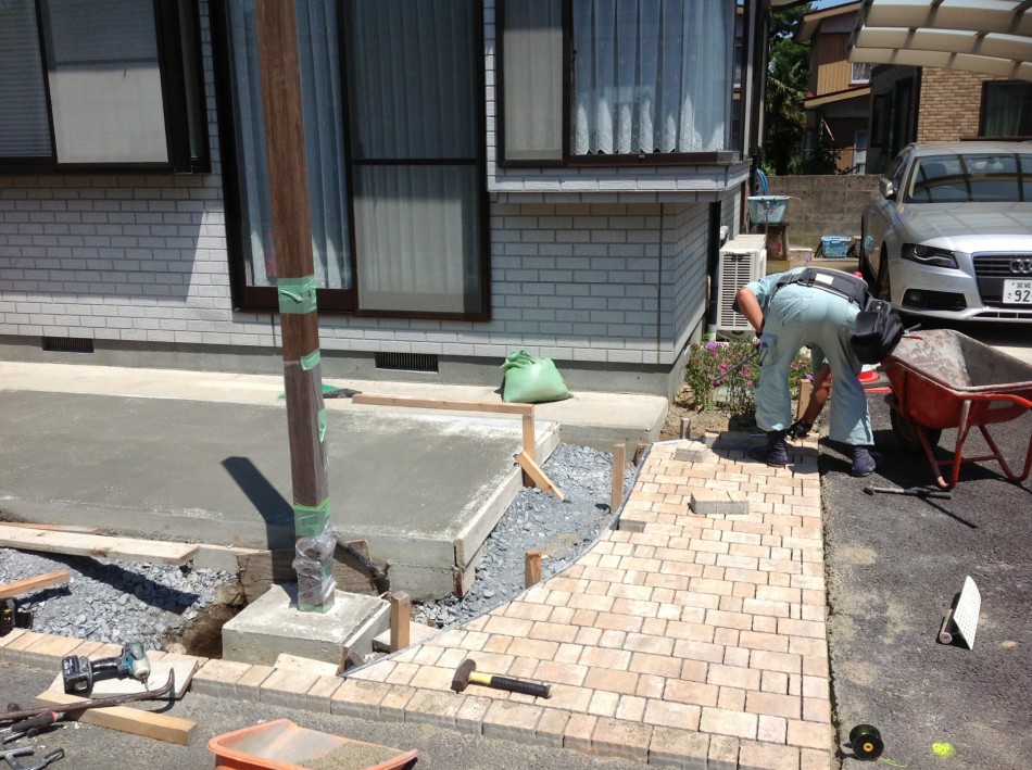 石巻市　庭　工事中