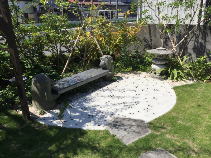 石のベンチ