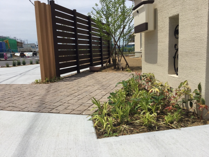 門　アプローチ