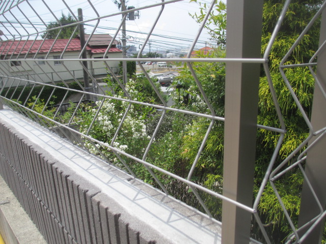 石巻市　目隠しパネル施工中