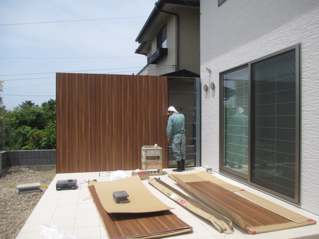石巻市　目隠しパネル施工中
