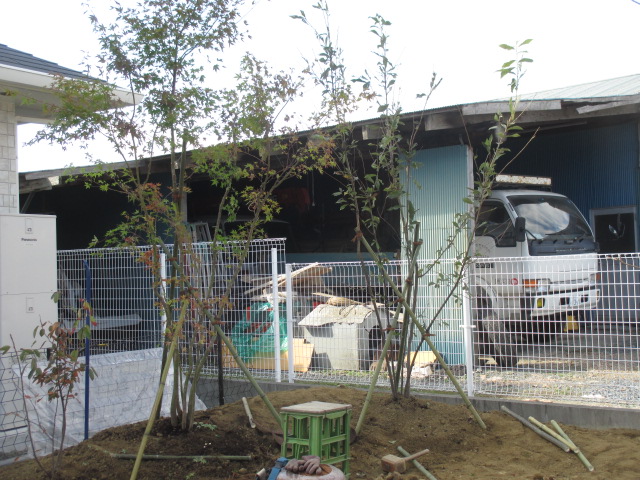 石組・植栽と土間洗い出し工事の現場より～