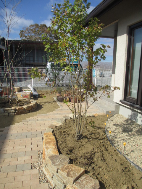 石組・植栽と土間洗い出し工事の現場より～