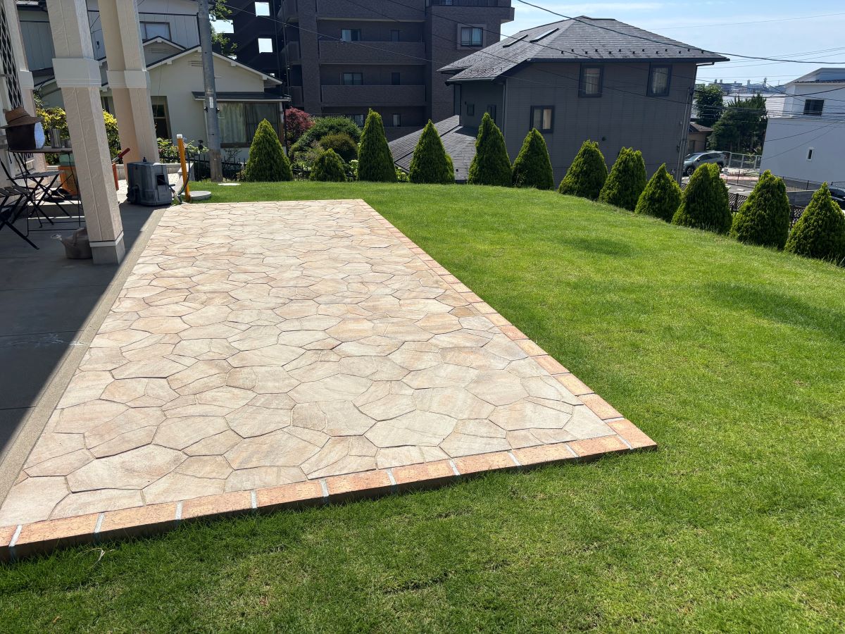 天然芝と乱張りデッキでつくる心地よいお庭空間