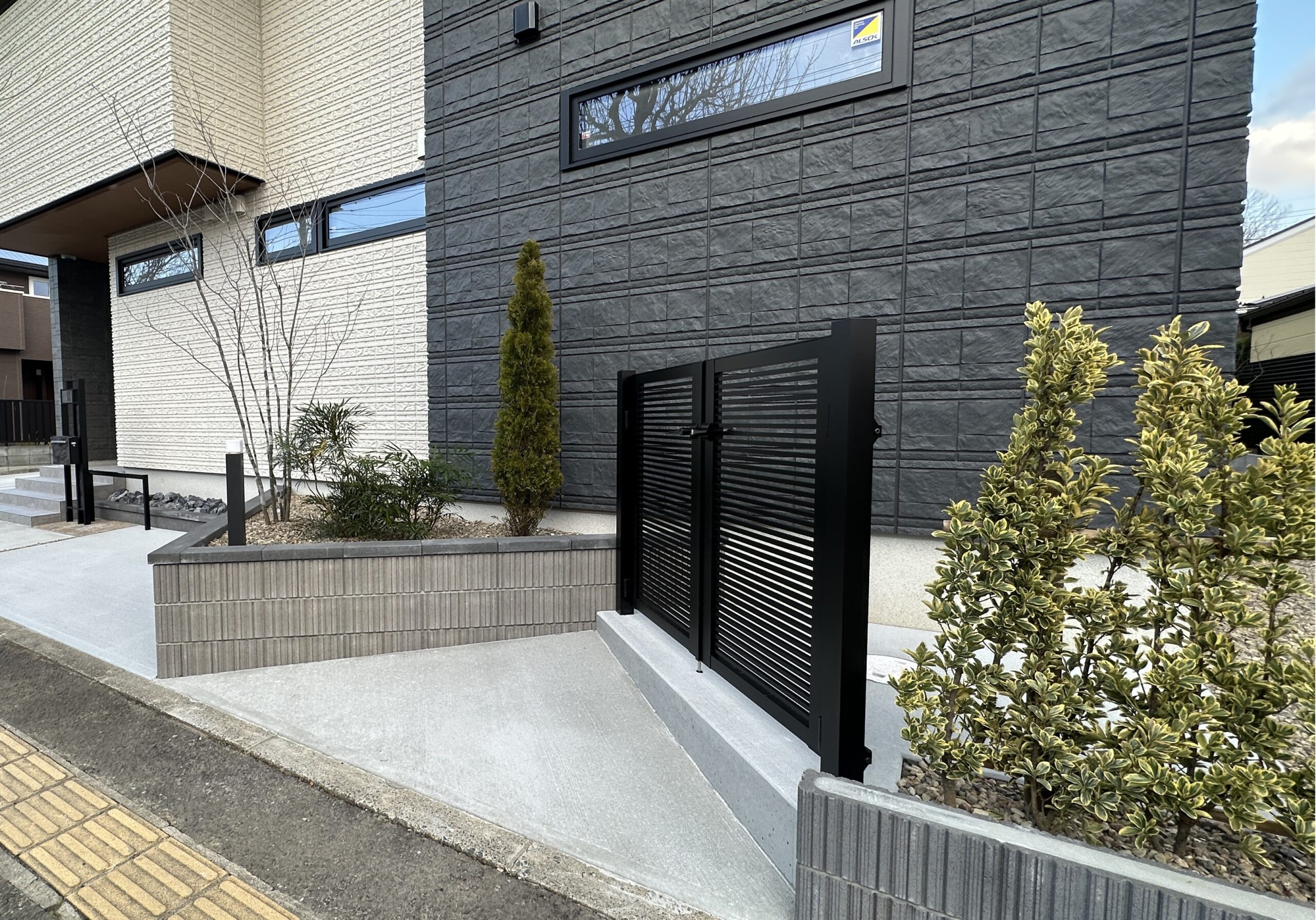 宮城県仙台市　建物と調和する直線美の新築外構工事　