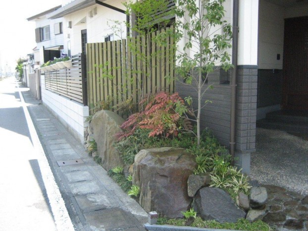 道路から眺めるアクセントガーデンがきれいな庭