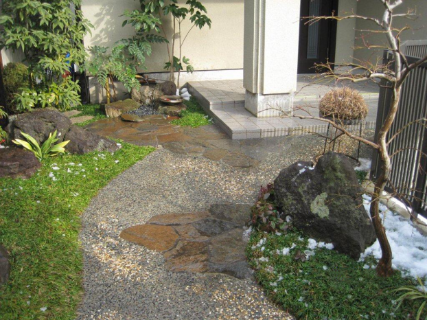 洗い出しと自然石が素敵なアプローチ